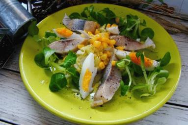 Zdjęcie - Sałatka śledziowa z kukurydzą jajkiem i sałatami - Przepisy kulinarne ze zdjęciami
