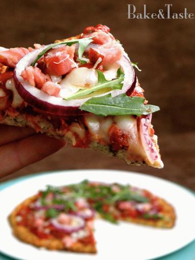 Zdjęcie - Pizza z kalafiora - bez mąki / bezglutenowa : Lutowe Wyzwanie Blogerek i Blogerów - Przepisy kulinarne ze zdjęciami