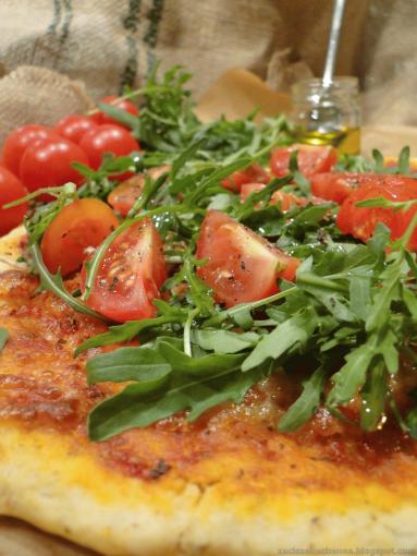 Zdjęcie - Pizza z rukolą i pomidorkami - Lutowe Wyzwanie Blogerek i Blogerów - Przepisy kulinarne ze zdjęciami