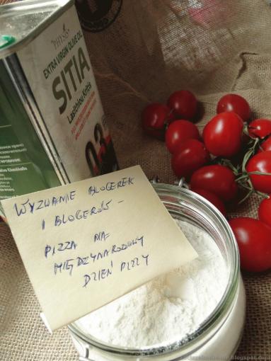 Zdjęcie - Pizza z rukolą i pomidorkami - Lutowe Wyzwanie Blogerek i Blogerów - Przepisy kulinarne ze zdjęciami