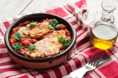 Zdjęcie - Kurczak na sosie pomidorowym z chorizo - Przepisy kulinarne ze zdjęciami