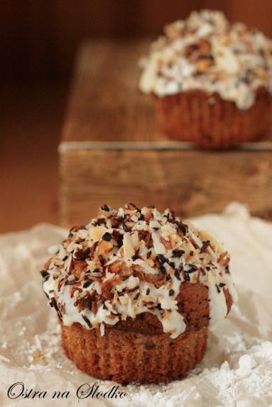 Zdjęcie - Czekoladowe muffinki z kokosem i prażonymi migdałami - Przepisy kulinarne ze zdjęciami