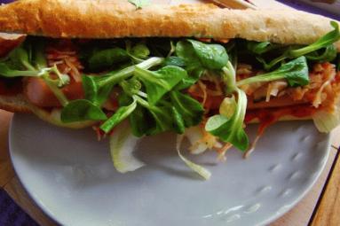 Zdjęcie - Hot dog  z kapustą kiszoną na zdrowie - Przepisy kulinarne ze zdjęciami