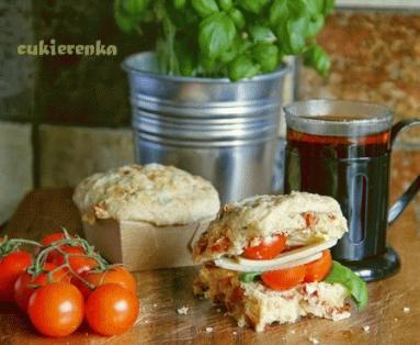 Zdjęcie - Muffiny z suszonymi pomidorami, bazylią i parmezanem - Przepisy kulinarne ze zdjęciami
