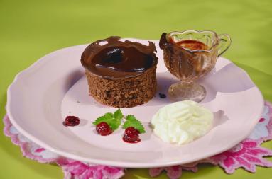 Zdjęcie - Deser czekoladowo wiśniowy  czekoladą płynący - Przepisy kulinarne ze zdjęciami