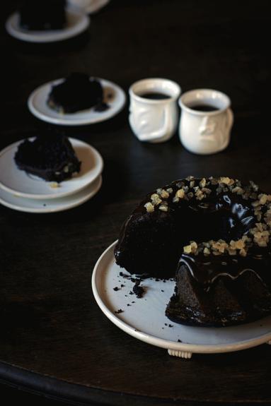 Zdjęcie - Babka czekoladowa z kawą i kardamonem - Chocolate bundt cake with coffee and cardamon - Przepisy kulinarne ze zdjęciami