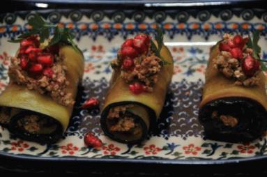 Zdjęcie - Roladki z bakłażana i orzechów - Przepisy kulinarne ze zdjęciami