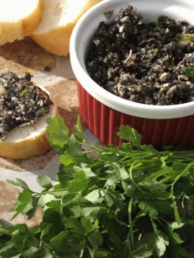 Zdjęcie - Pasta z czarnych oliwek do chleba - Przepisy kulinarne ze zdjęciami