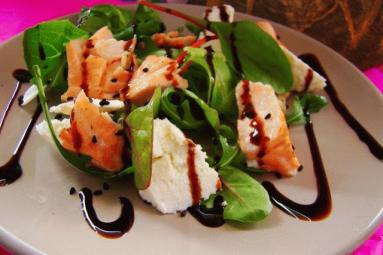 Zdjęcie - Wiosenna sałatka botwinkowa z grillowanym łososiem - Przepisy kulinarne ze zdjęciami