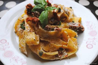 Zdjęcie - Tagliatelle z ricottą, suszonymi pomidorami i kaparami - Przepisy kulinarne ze zdjęciami