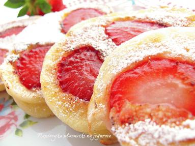 Zdjęcie - Placuszki jogurtowe z truskawkami - Przepisy kulinarne ze zdjęciami