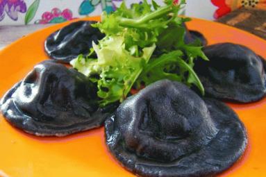 Zdjęcie - Czarne ravioli z bobem - Przepisy kulinarne ze zdjęciami