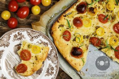 Zdjęcie - Focaccia z pomidorkami koktajlowymi z pistacjami, rozmarynem i czosnkiem - Przepisy kulinarne ze zdjęciami