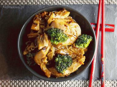 Zdjęcie - Makaron z kurczakiem w sosie teriyaki/Teriyaki chicken noodle bowls - Przepisy kulinarne ze zdjęciami