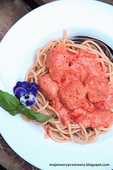 Zdjęcie - Pełnoziarniste spaghetti z mięsnymi pulpecikami w sosie pomidorowo-śmietanowym - Przepisy kulinarne ze zdjęciami
