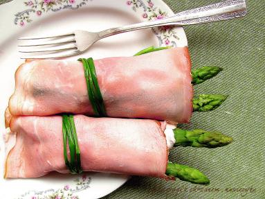 Zdjęcie - Szparagi z szynką i chrzanem - Przepisy kulinarne ze zdjęciami