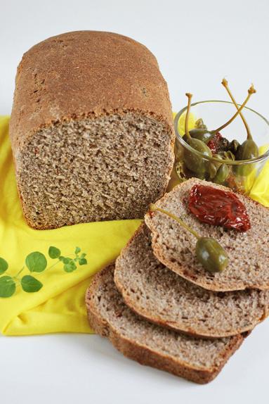 Zdjęcie - Chleb razowy na zakwasie z suszonymi pomidorami i kaparami - Przepisy kulinarne ze zdjęciami