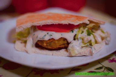 Zdjęcie - Burgery z pomarańczowym majonezem wasabi - Przepisy kulinarne ze zdjęciami