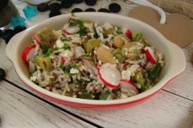 Zdjęcie - Sałatka z ryżu dużą ilością warzyw i serem kozim - Przepisy kulinarne ze zdjęciami