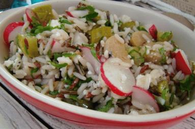 Zdjęcie - Sałatka z ryżu dużą ilością warzyw i serem kozim - Przepisy kulinarne ze zdjęciami