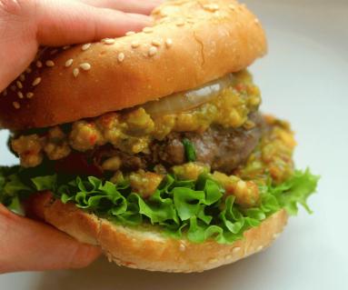 Zdjęcie - Hamburger z salsą z awokado - Przepisy kulinarne ze zdjęciami