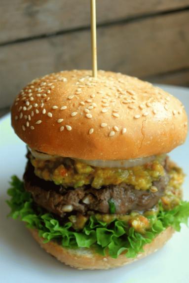 Zdjęcie - Hamburger z salsą z awokado - Przepisy kulinarne ze zdjęciami