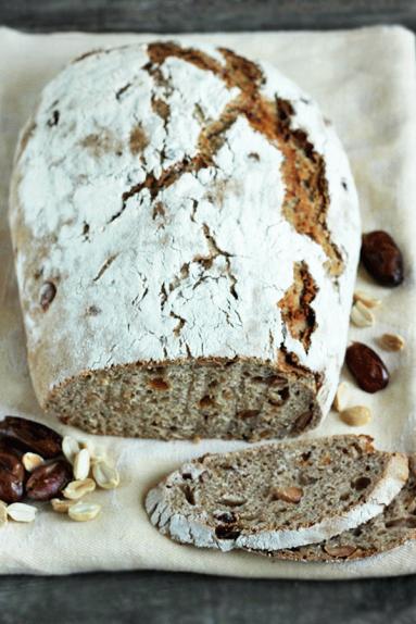 Zdjęcie - Chleb z orzechami ziemnymi i daktylami na zakwasie - Przepisy kulinarne ze zdjęciami