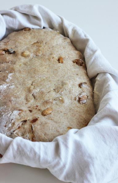 Zdjęcie - Chleb z orzechami ziemnymi i daktylami na zakwasie - Przepisy kulinarne ze zdjęciami