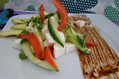 Zdjęcie - Wiosenna sałatka z awokado i ogórka - dietetyczne i zdrowe - Przepisy kulinarne ze zdjęciami