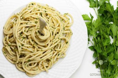 Zdjęcie - Spaghetti z pietruszkowym pesto - Przepisy kulinarne ze zdjęciami