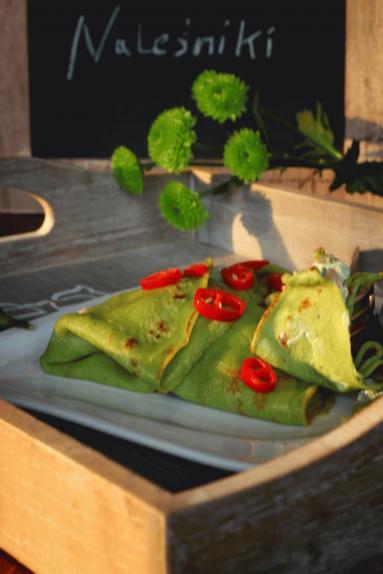 Zdjęcie - Naleśniki bazyliowe ze szpinakiem, łososiem i chilli - Przepisy kulinarne ze zdjęciami