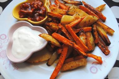 Zdjęcie - Frytki z marchwi i ziemniaków z białym i czerwonym sosem - Przepisy kulinarne ze zdjęciami