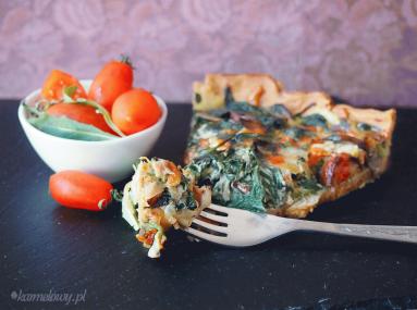 Zdjęcie - Serowy quiche z kiełbasą, szpinakiem i grzybami/Cheesy sausage, spinach and mushroom quiche - Przepisy kulinarne ze zdjęciami