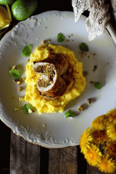 Zdjęcie - Roladki z  farszem pistacjowo-miętowym na szafranowym pure ziemniaczanym - Przepisy kulinarne ze zdjęciami