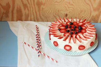 Zdjęcie - Tort borówkowo truskawkowy - Przepisy kulinarne ze zdjęciami