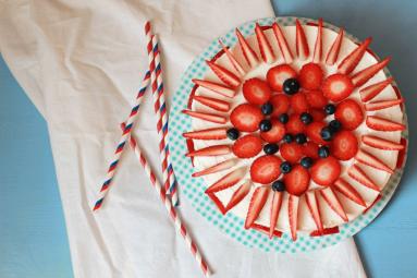 Zdjęcie - Tort borówkowo truskawkowy - Przepisy kulinarne ze zdjęciami