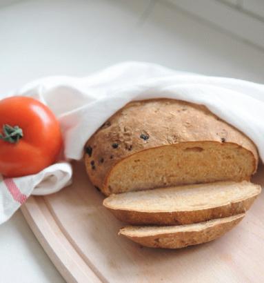 Zdjęcie - Chleb pomidorowy z karmelizowaną cebulą - Przepisy kulinarne ze zdjęciami