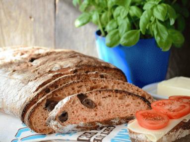 Zdjęcie - Chleb pomidorowy z oliwkami - Przepisy kulinarne ze zdjęciami
