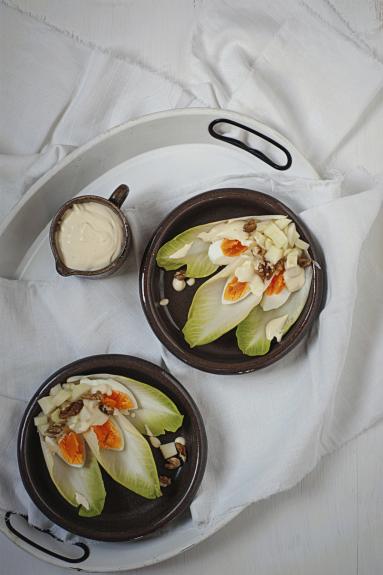 Zdjęcie - Cykoria z jajkiem - Przepisy kulinarne ze zdjęciami