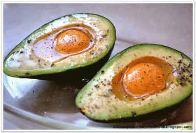 Zdjęcie - Wielkanocne śniadanie - awokado z jajkiem. - Przepisy kulinarne ze zdjęciami