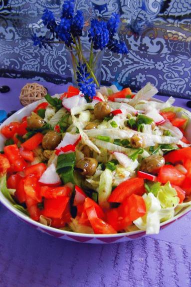 Zdjęcie - Sałata lodowa z oliwkami i dużą ilością pomidorów - Przepisy kulinarne ze zdjęciami