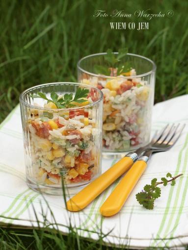 Zdjęcie - Sałatka piknikowa z kabanosami i ryżem - Przepisy kulinarne ze zdjęciami