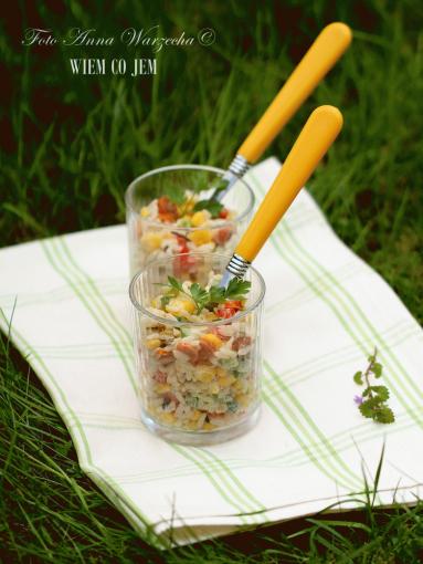 Zdjęcie - Sałatka piknikowa z kabanosami i ryżem - Przepisy kulinarne ze zdjęciami