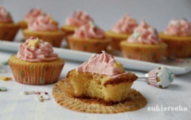 Zdjęcie - Różane babeczki z różanym kremem - Przepisy kulinarne ze zdjęciami