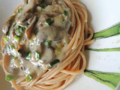 Zdjęcie - Spaghetti pełnoziarniste z sosem serowo-pieczarkowym - Przepisy kulinarne ze zdjęciami