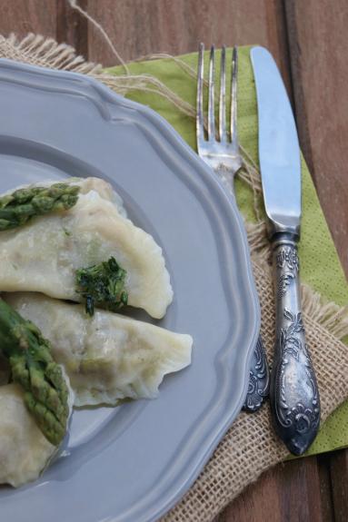 Zdjęcie - Pierogi ze szparagami i zieloną soczewicą - Przepisy kulinarne ze zdjęciami