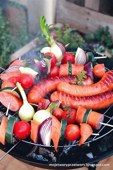 Zdjęcie - Szaszłyki ze złotej kiełbasy z warzywami i tymiankiem - Przepisy kulinarne ze zdjęciami