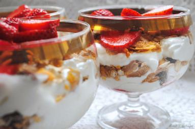 Zdjęcie - Deser jogurtowy z musli i truskawkami - Przepisy kulinarne ze zdjęciami