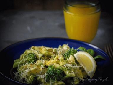 Zdjęcie - Makaron z brokułami, sardelami i cytryną - Przepisy kulinarne ze zdjęciami