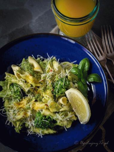 Zdjęcie - Makaron z brokułami, sardelami i cytryną - Przepisy kulinarne ze zdjęciami